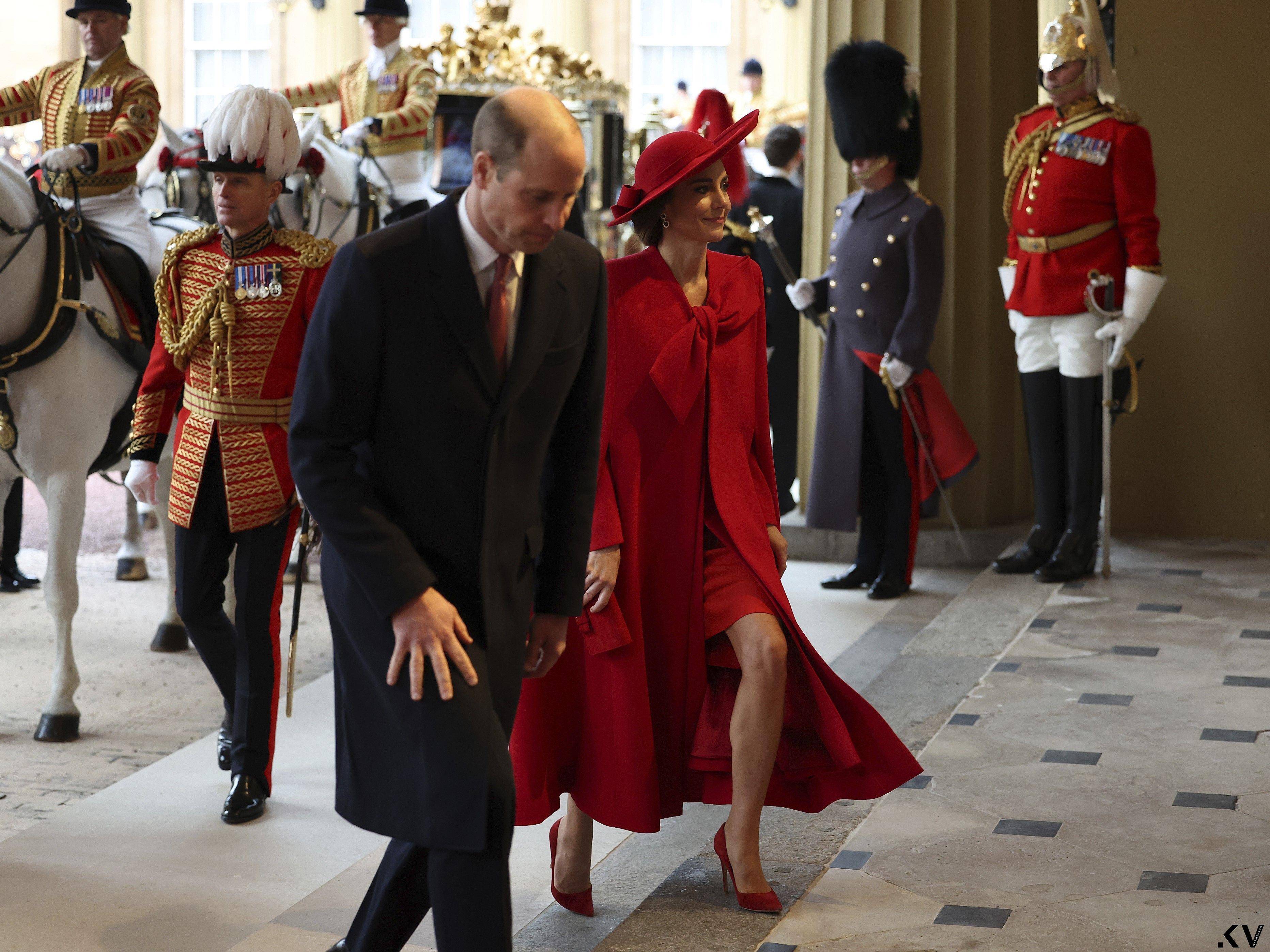 凯特王妃罕见露美腿了　红斗篷装同框“南韩最美第一夫人” 时尚穿搭 图1张